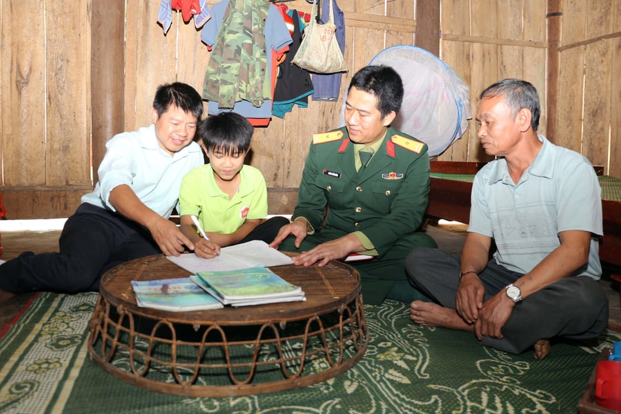  Cán bộ, chiến sĩ nâng bước em tới trường