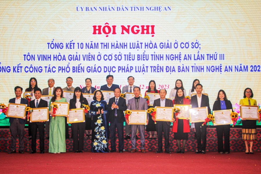 Nghệ An tổng kết 10 năm thi hành Luật Hòa giải ở cơ sở, tôn vinh 112 hoà giải viên cơ sở tiêu biểu
