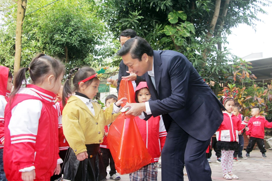 Phó Chủ tịch Thường trực UBND tỉnh thăm, chúc mừng Giáng sinh tại TP Vinh và Nghi Lộc