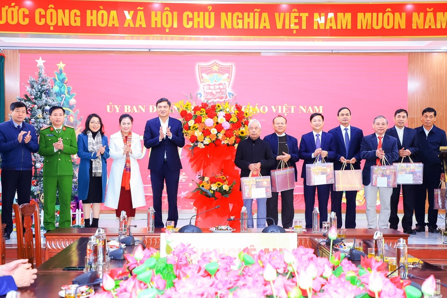 Lãnh đạo tỉnh chúc mừng Ủy ban Đoàn kết Công giáo Nghệ An nhân Lễ Giáng sinh 2023