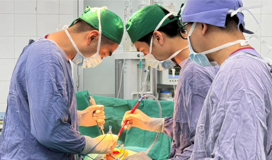 Nữ sinh bị nạn trong vụ sập trần tại Trường Phổ thông Hermann Gmeiner đã được mổ cấp cứu