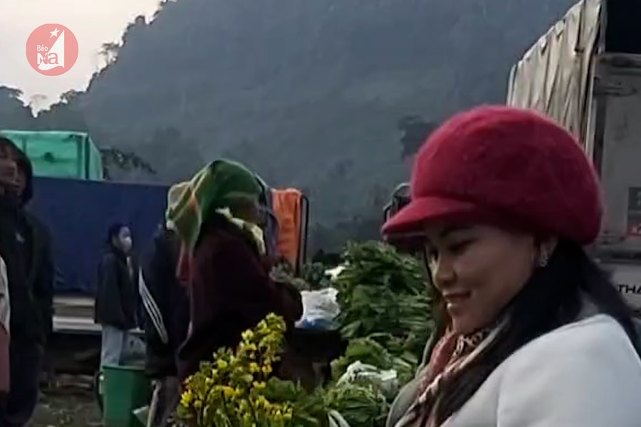 Rét dưới 5 độ, chợ phiên Nậm Cắn vẫn đông kín người