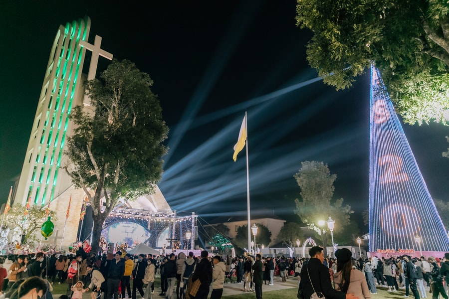 Biển người đổ về các nhà thờ ở thành Vinh để đón Giáng sinh