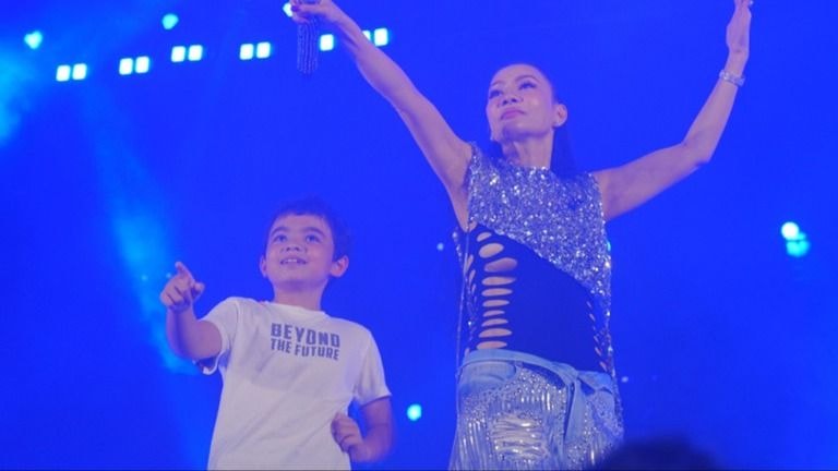 Ca sĩ Thu Minh lần đầu công khai con trai sau nhiều năm giấu kín mặt