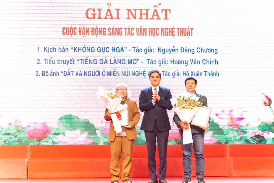 Trao giải Cuộc vận động sáng tác văn học nghệ thuật về xây dựng con người văn hóa Nghệ An