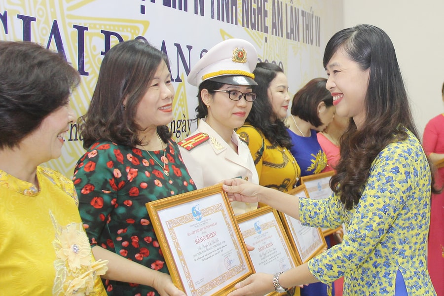 Để phụ nữ cống hiến, hưởng thụ đúng năng lực