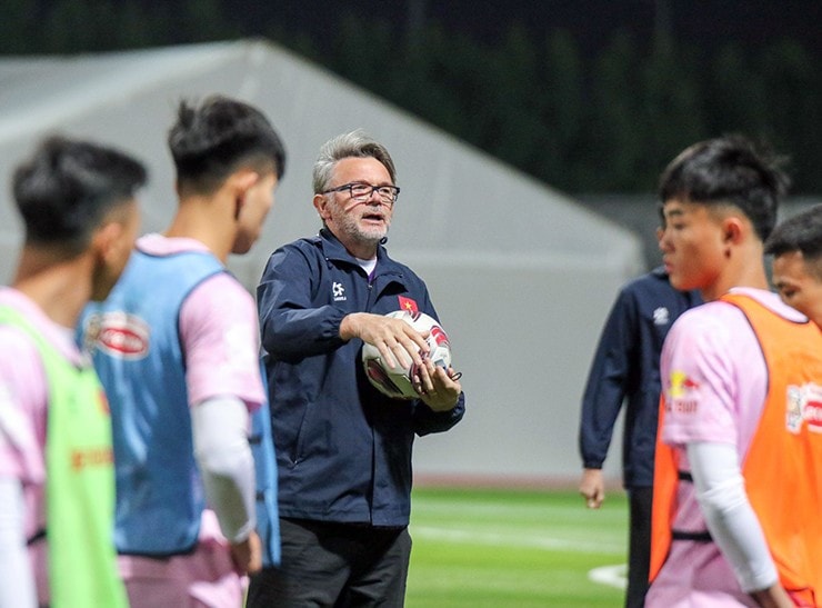 HLV Troussier đón tin vui từ Tuấn Anh; PSG bị tố 'mua' Quả Bóng Vàng 2021 cho Messi