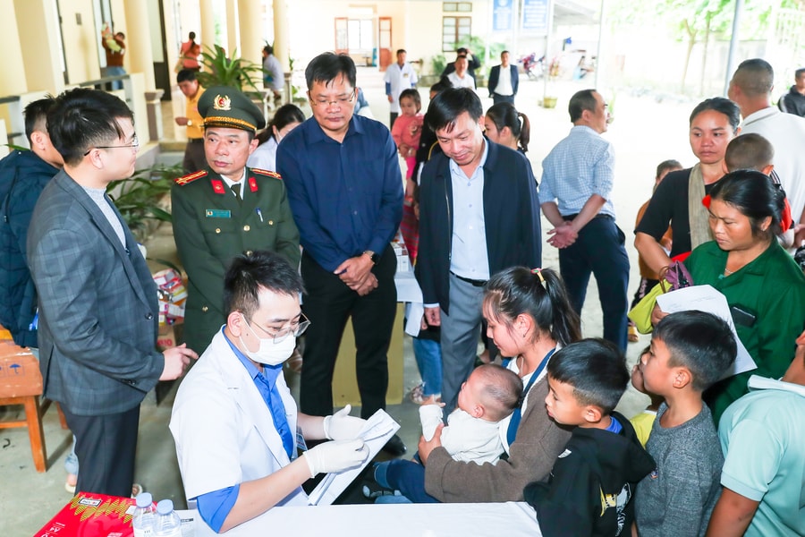 Ấm áp Chương trình ‘Tết Vì người nghèo’ tại xã Xiêng My, huyện Tương Dương