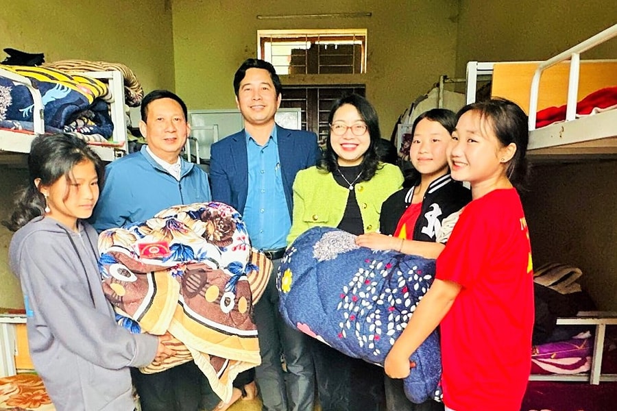 Ban Dân vận Tỉnh uỷ trao quà cho học sinh ở huyện Kỳ Sơn