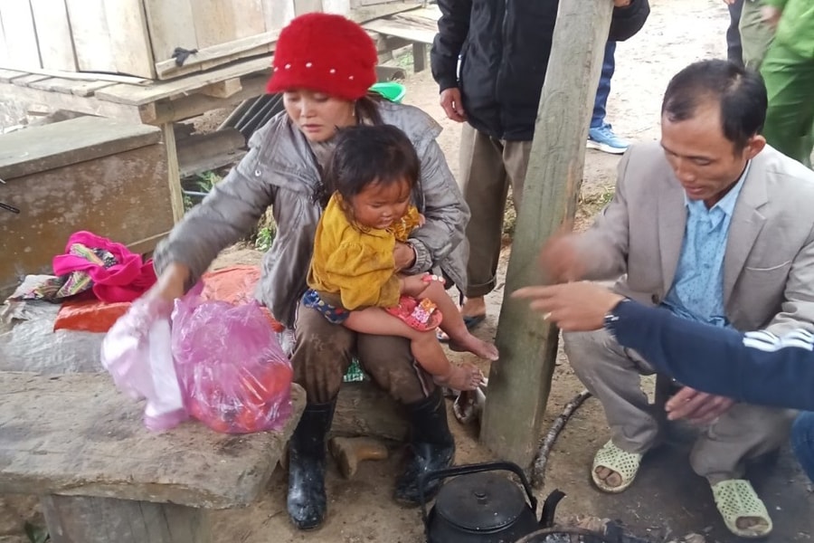 Bé gái 2 tuổi ở Nghệ An được tìm thấy trong rừng sâu sau 31 tiếng đi lạc