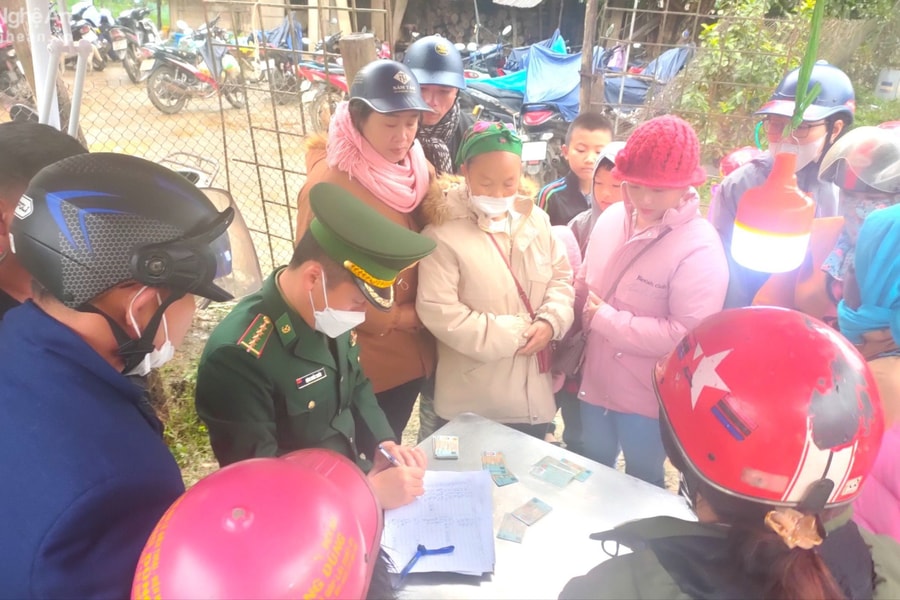 Cấp hơn 2.000 thẻ cho người dân ra vào chợ biên giới Việt - Lào