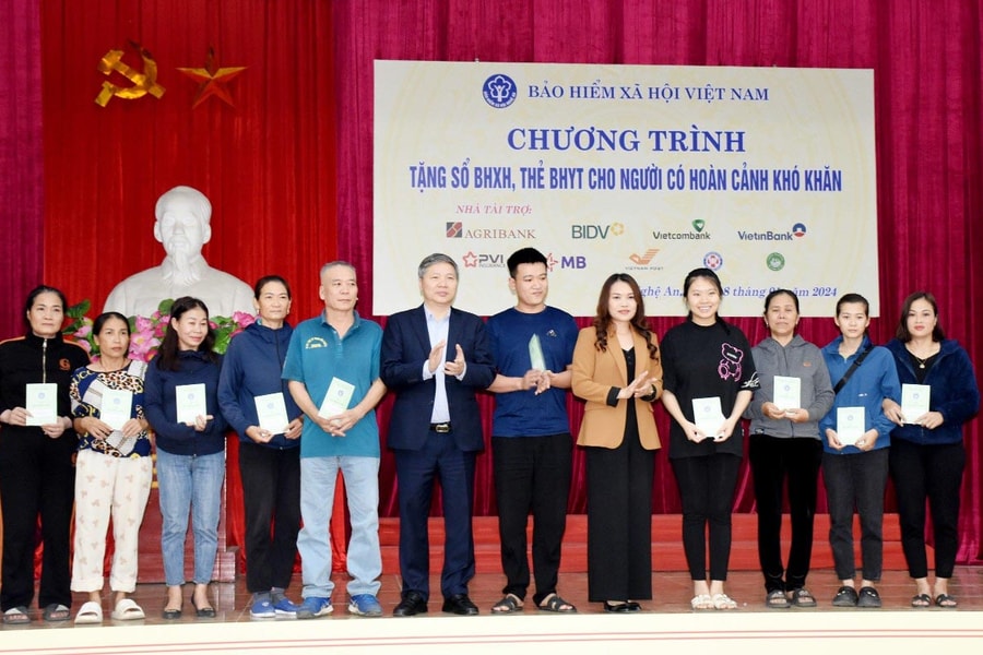 Trao tặng sổ Bảo hiểm xã hội, thẻ Bảo hiểm y tế cho người nghèo ở thành phố Vinh