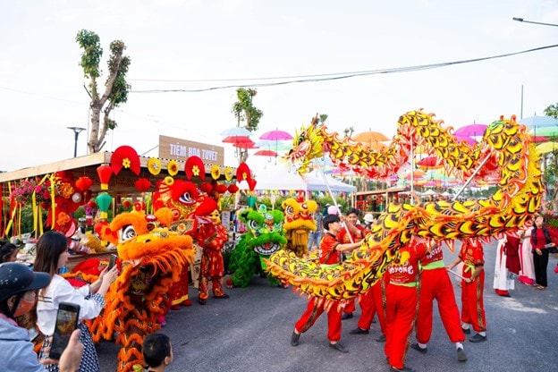 Hơn 10.000 người tham gia siêu lễ hội 'Về nhà vui Tết' lớn nhất Nghệ An