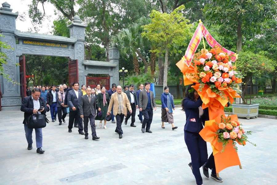 Đoàn đại biểu Quốc hội Lào dâng hoa, dâng hương tại Khu Di tích Quốc gia đặc biệt Kim Liên