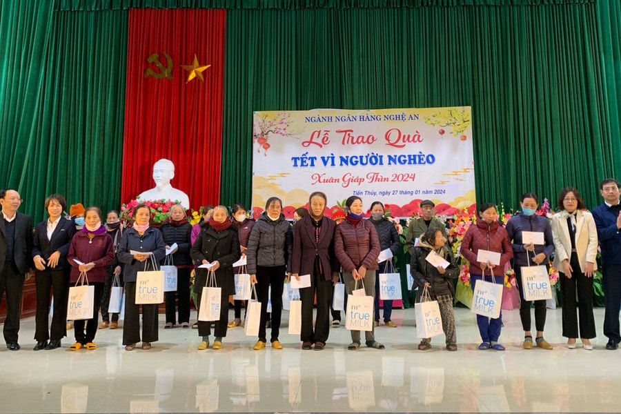 Ngành ngân hàng Nghệ An trao quà, giúp đỡ người nghèo đón Tết