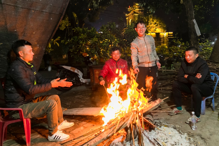 Người dân đốt lửa, thức xuyên đêm trông coi đào, mai giữa giá rét