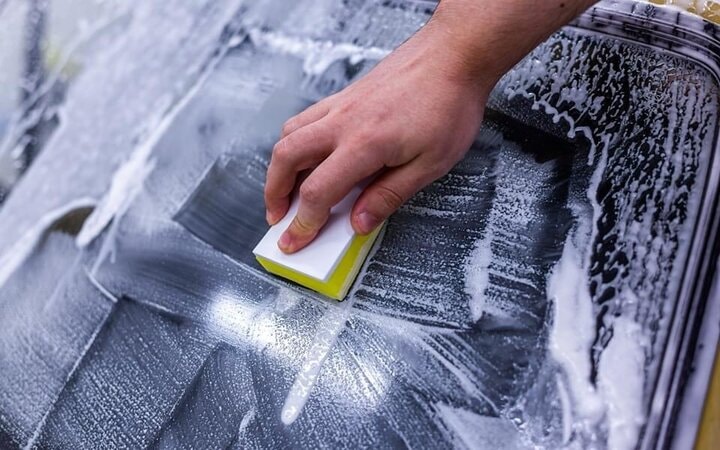 Cách làm sạch kính trên ô tô bị ố lâu ngày