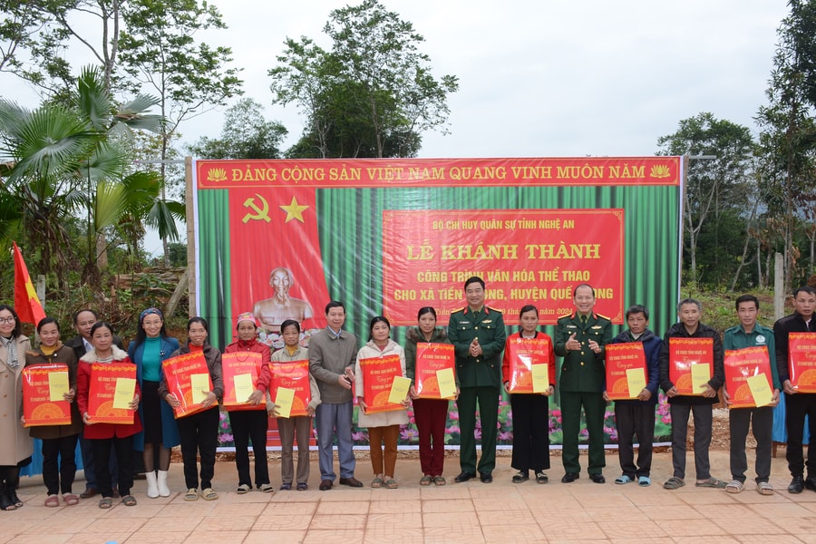 Bộ Chỉ huy Quân sự tỉnh trao tặng công trình văn hoá thể thao cho người dân xã Tiền Phong, huyện Quế Phong