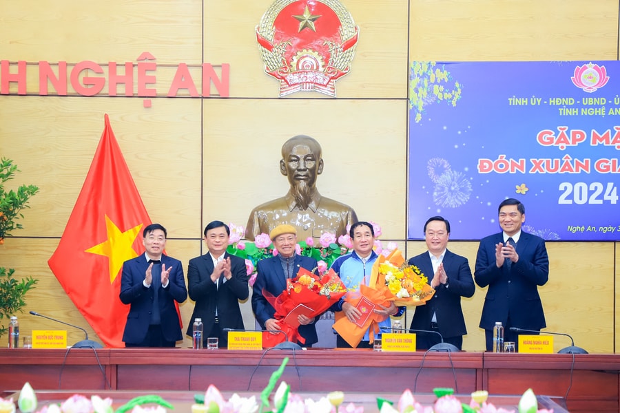 Thường trực Tỉnh ủy Nghệ An gặp mặt các đồng chí nguyên lãnh đạo tỉnh đã nghỉ hưu