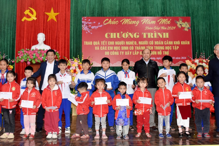 Trao 200 suất quà Tết cho gia đình chính sách và người nghèo ở huyện Quỳnh Lưu