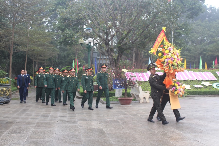 Bộ Tư lệnh Quân khu 4 dâng hương, dâng hoa tưởng niệm Chủ tịch Hồ Chí Minh tại Khu Di tích Kim Liên