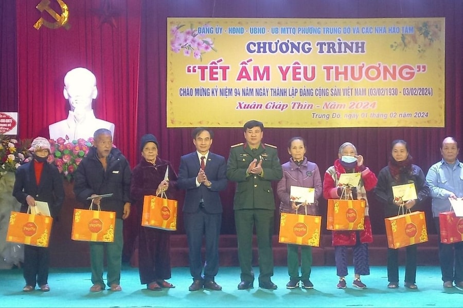 Bộ Tham mưu Quân khu 4 tặng quà Tết tại Thành phố Vinh