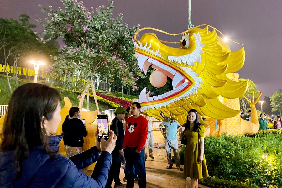 Video: Linh vật Rồng thành phố Vinh chính thức chào Xuân Giáp Thìn