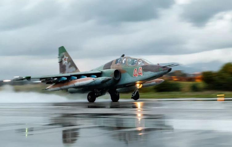Tổ lái Su-25 của Nga thể hiện đẳng cấp khi tấn công lực lượng vũ trang Ukraine ở độ cao 25 mét