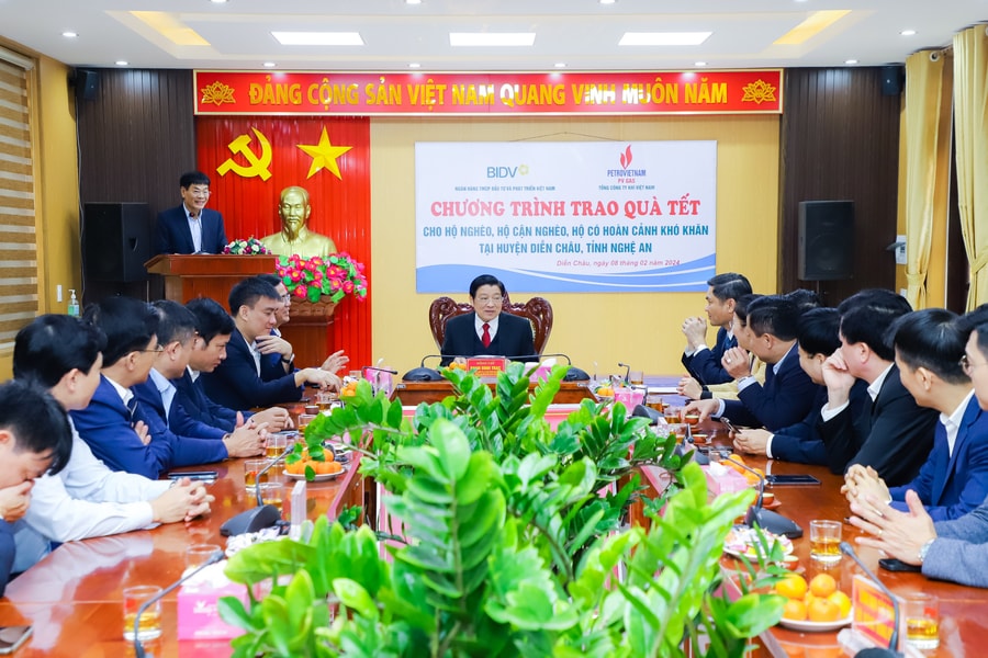 Trưởng Ban Nội chính Trung ương tặng quà Tết gia đình chính sách, hộ nghèo huyện Diễn Châu