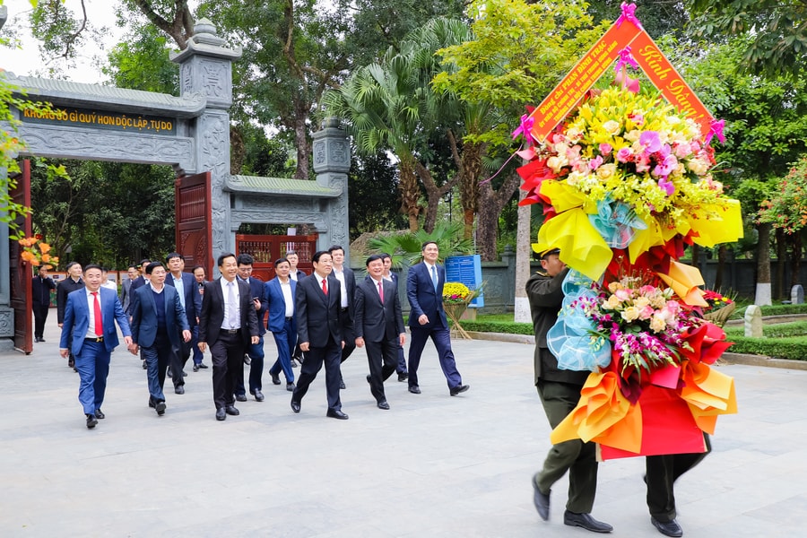Trưởng Ban Nội chính Trung ương dâng hoa, dâng hương tưởng niệm Chủ tịch Hồ Chí Minh và Tổng Bí thư Lê Hồng Phong