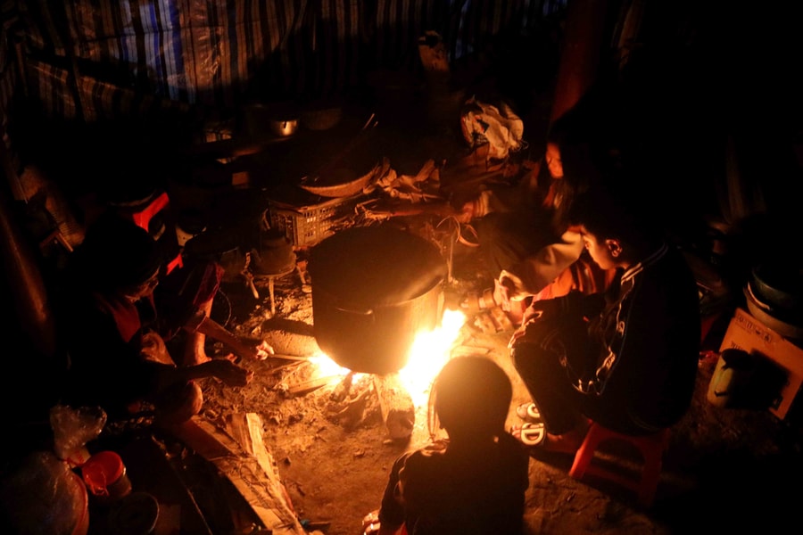 Ấm cúng, đoàn viên bên nồi bánh chưng ngày Tết