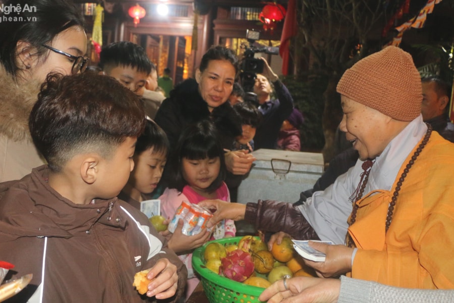 Người dân đi Chùa lễ Phật, cầu an sau giao Thừa