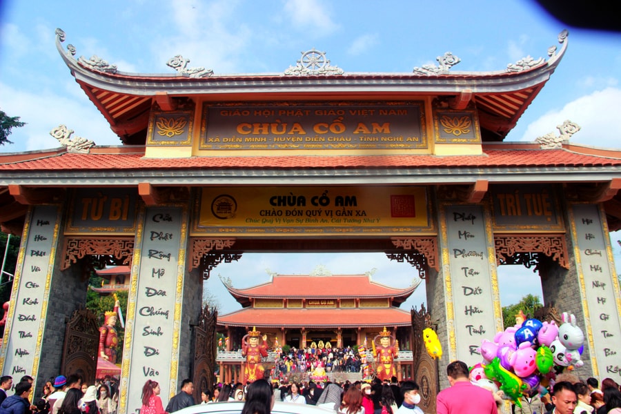 Người dân tấp nập chiêm bái ngôi chùa đẹp nhất huyện Diễn Châu trong ngày đầu năm mới