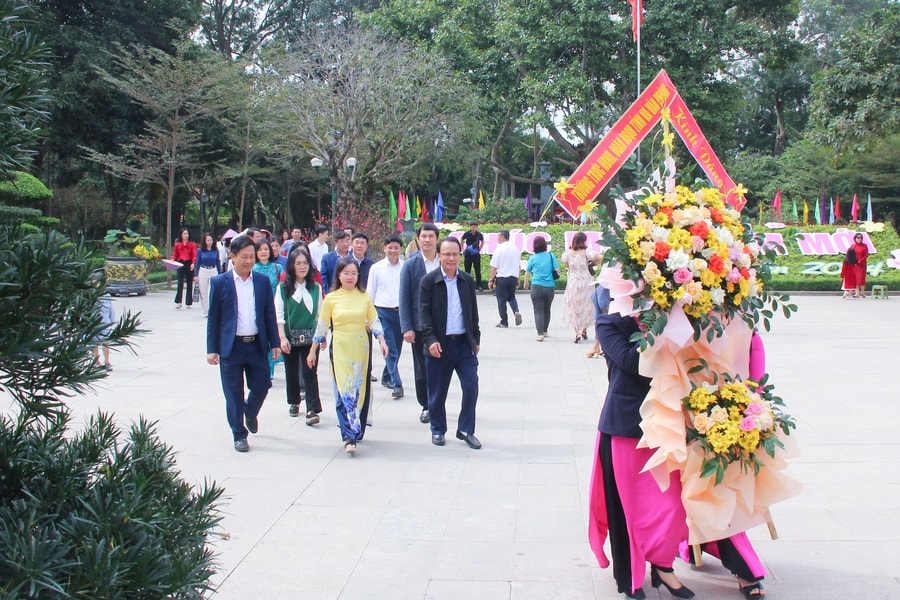 Văn phòng Đoàn đại biểu Quốc hội và HĐND tỉnh tưởng niệm Chủ tịch Hồ Chí Minh và trồng cây đầu Xuân tại Khu Di tích mộ Bà Hoàng Thị Loan