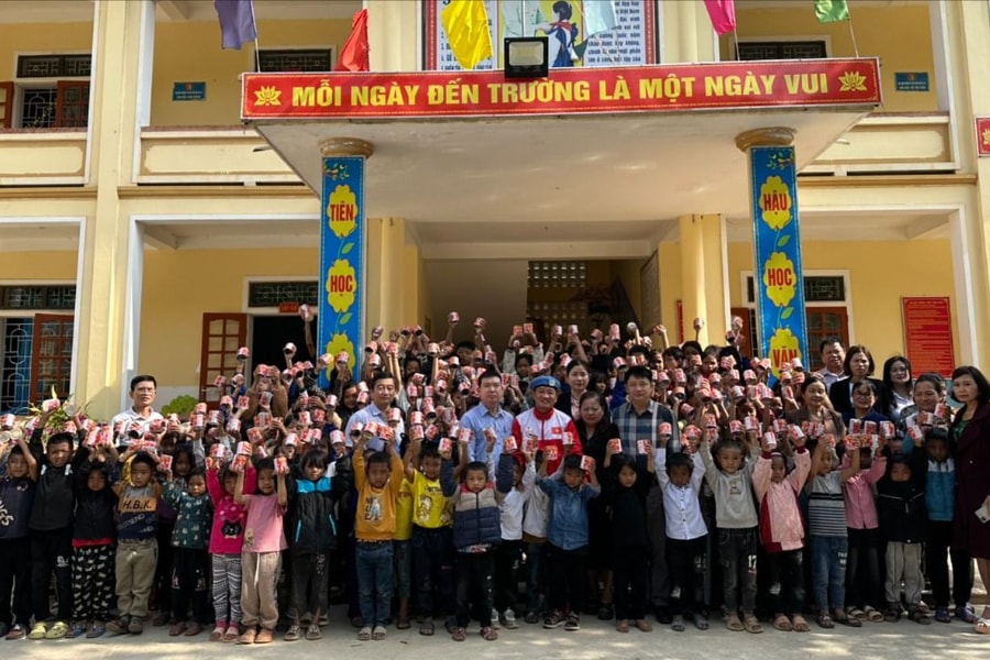 Vận động viên tham gia giải Marathon 'Về miền sơn cước - Chinh phục đỉnh Puxailaileng nóc nhà dãy Trường Sơn' tặng sữa cho trẻ em nghèo Kỳ Sơn