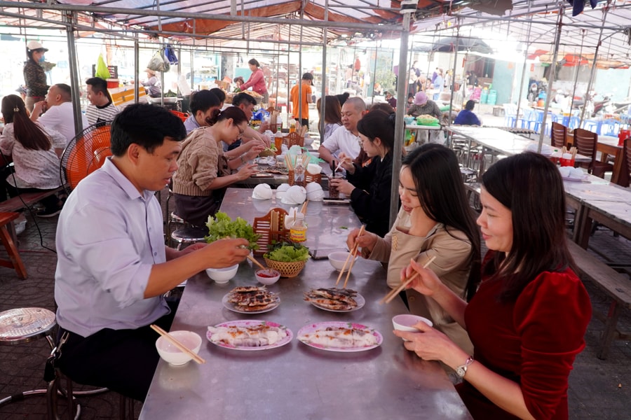 Bánh mướt nóng, cá trích nướng - đậm đà hương vị quê biển Hoàng Mai
