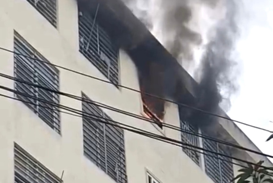 Kịp thời dập tắt đám cháy tòa chung cư ở Hưng Lộc (TP. Vinh)