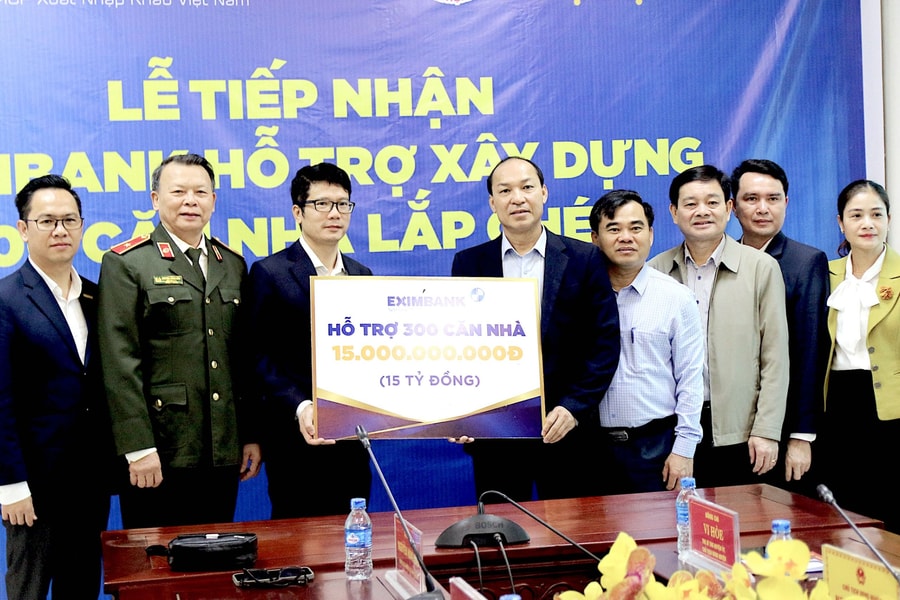  300 hộ nghèo huyện biên giới Kỳ Sơn được tặng nhà lắp ghép