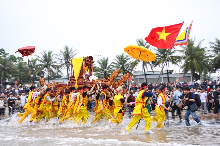 Trai làng biển vác 'kiệu bay' trong màn chạy ói, chen nhau 'cướp' lộc tại Lễ hội Đền Cờn