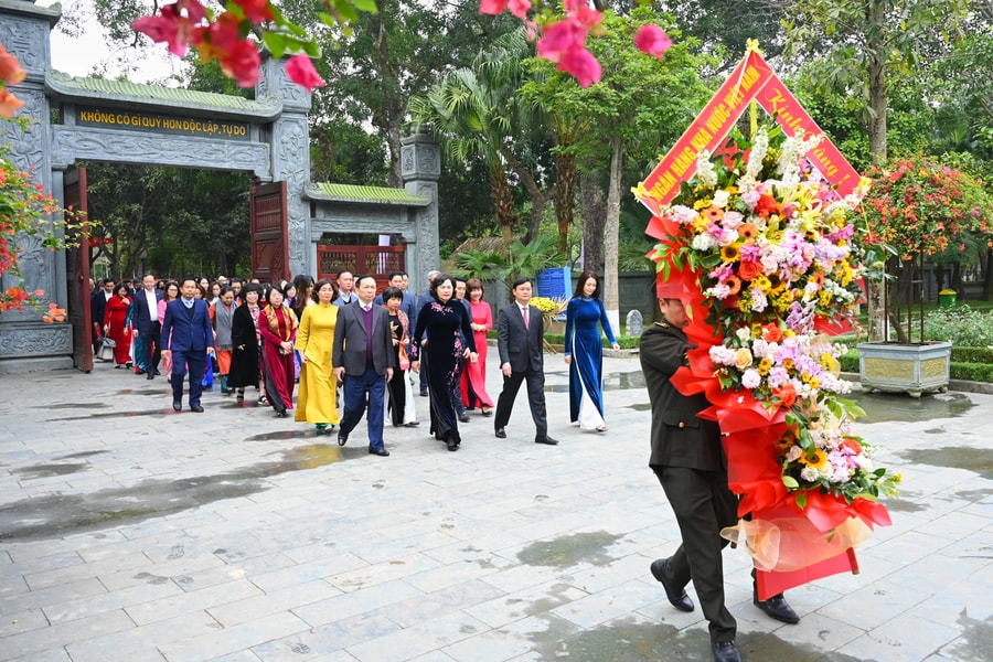 Đoàn đại biểu Ngân hàng Nhà nước Việt Nam dâng hương tại Khu Di tích Quốc gia đặc biệt Kim Liên