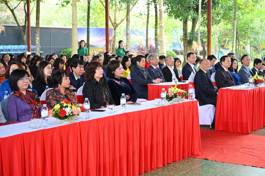 Lãnh đạo nữ ngành Ngân hàng học tập tấm gương Hồ Chí Minh trên quê hương Bác