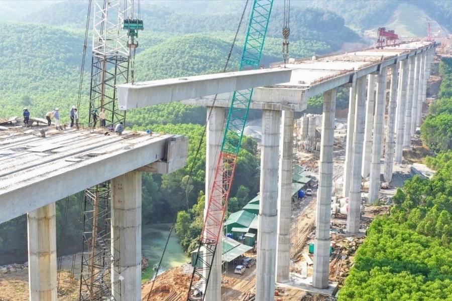 Hợp long cầu cao nhất trên tuyến cao tốc Diễn Châu - Bãi Vọt