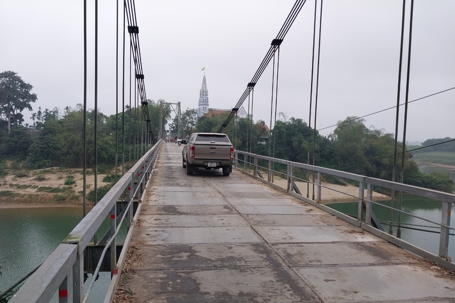 Nguy hiểm rình rập trên cầu treo gần 40 năm tuổi bắc qua sông Giăng