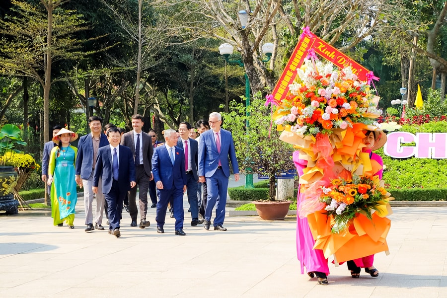 Đại sứ Cộng hòa Liên bang Đức dâng hoa tưởng niệm Chủ tịch Hồ Chí Minh 