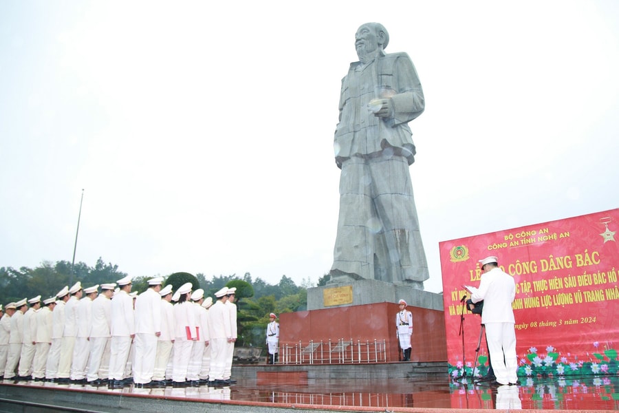Công an tỉnh Nghệ An dâng hoa, dâng hương tưởng niệm Chủ tịch Hồ Chí Minh và cố Bộ trưởng Trần Quốc Hoàn