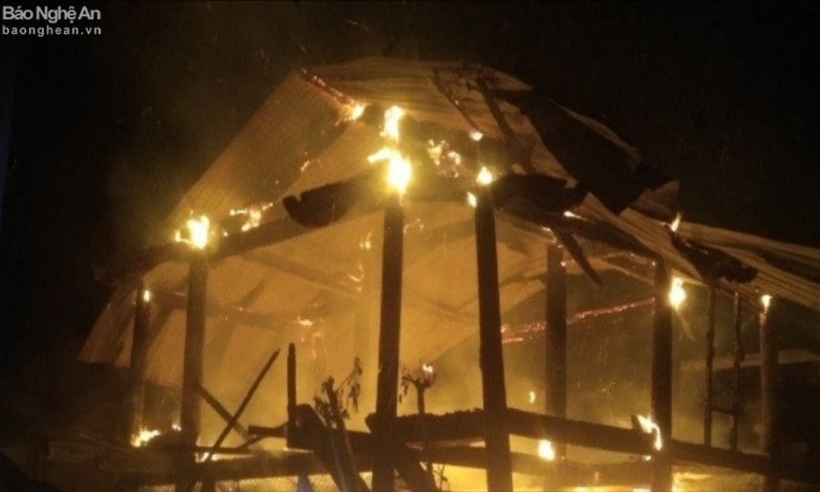 Nhà dân bốc cháy khi gia chủ đi vắng