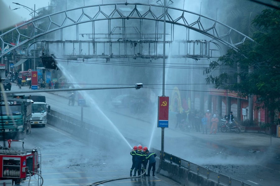 Cháy cổng chào trên Quốc lộ 1A đoạn qua địa bàn huyện Quỳnh Lưu