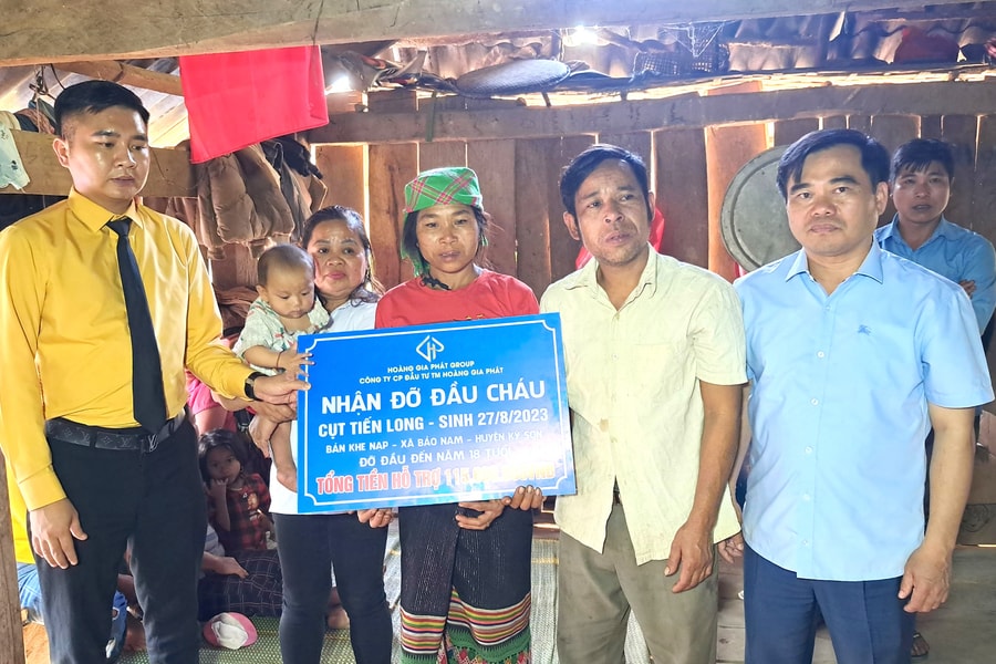 Nhận đỡ đầu con nạn nhân tử vong do tai nạn giao thông trên cao tốc Cam Lộ - La Sơn