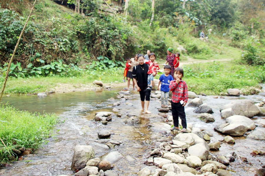 Cô giáo vượt suối đưa trẻ về nhà sau buổi học