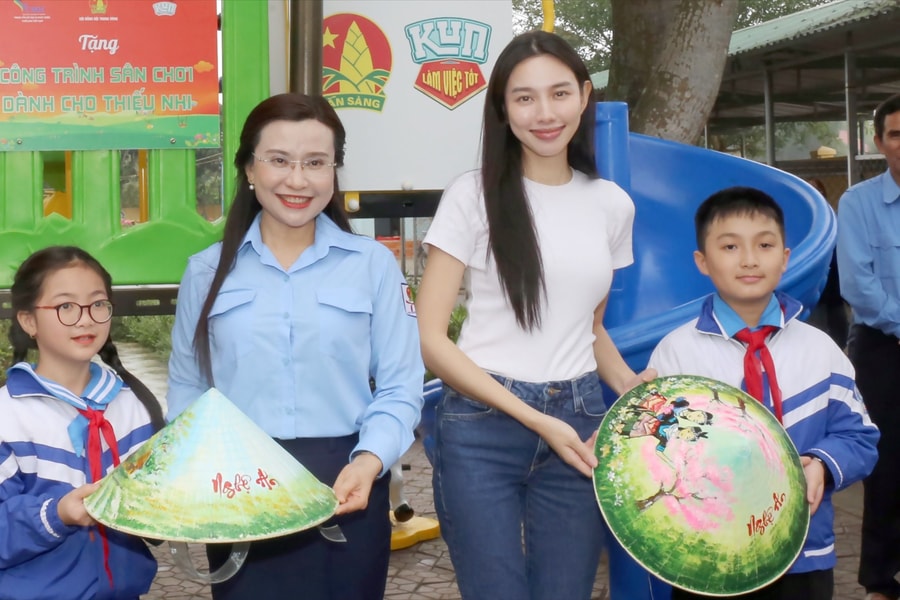 Học sinh Nghệ An trao tặng nón lá xứ Nghệ cho hoa hậu Thùy Tiên